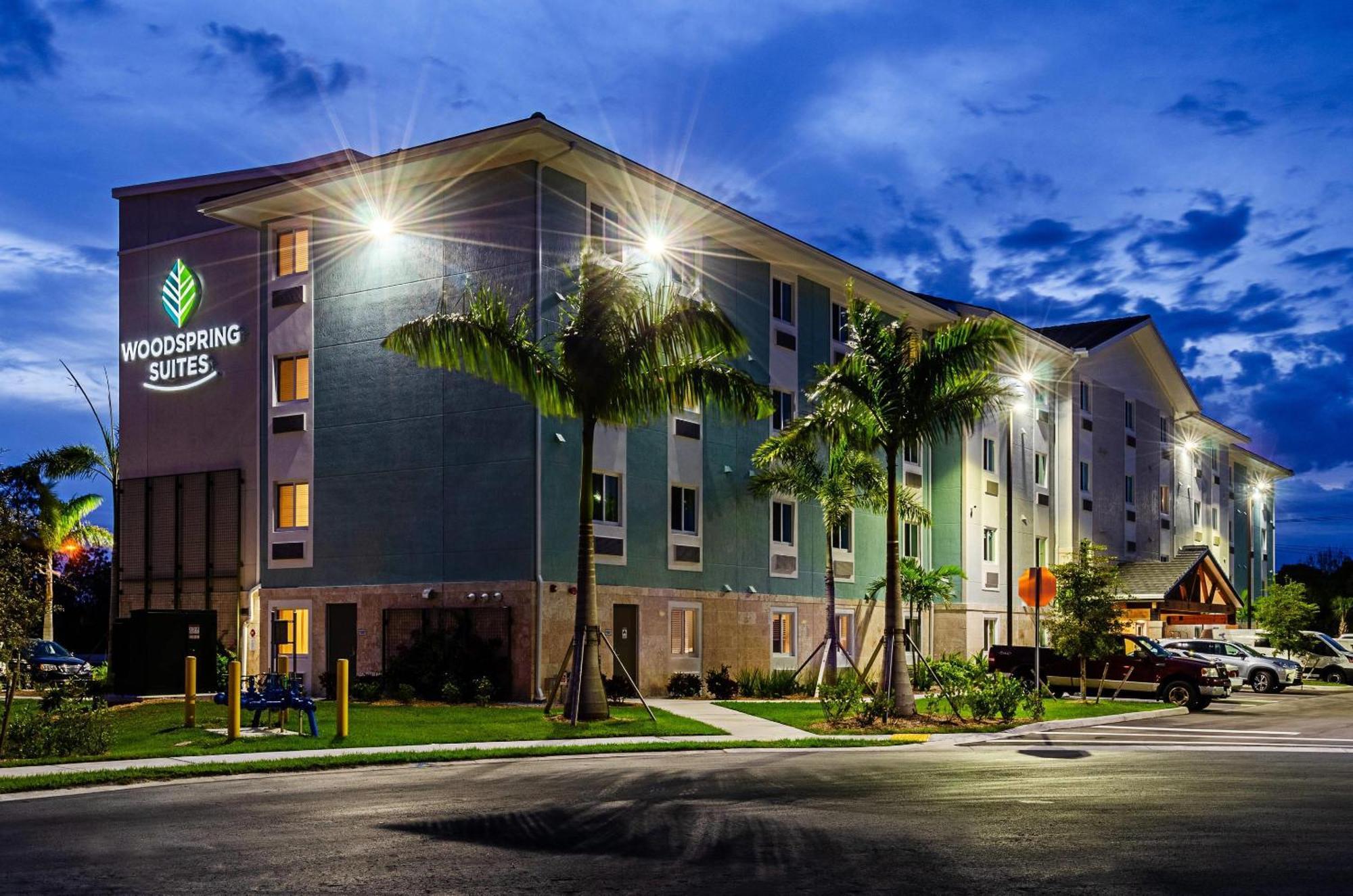 Woodspring Suites Naples Golden Gate Exterior foto